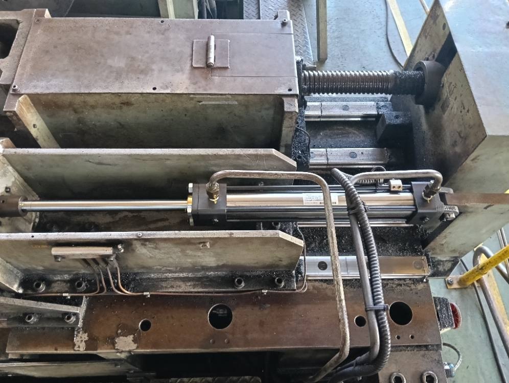 巻線機の油圧シリンダー交換